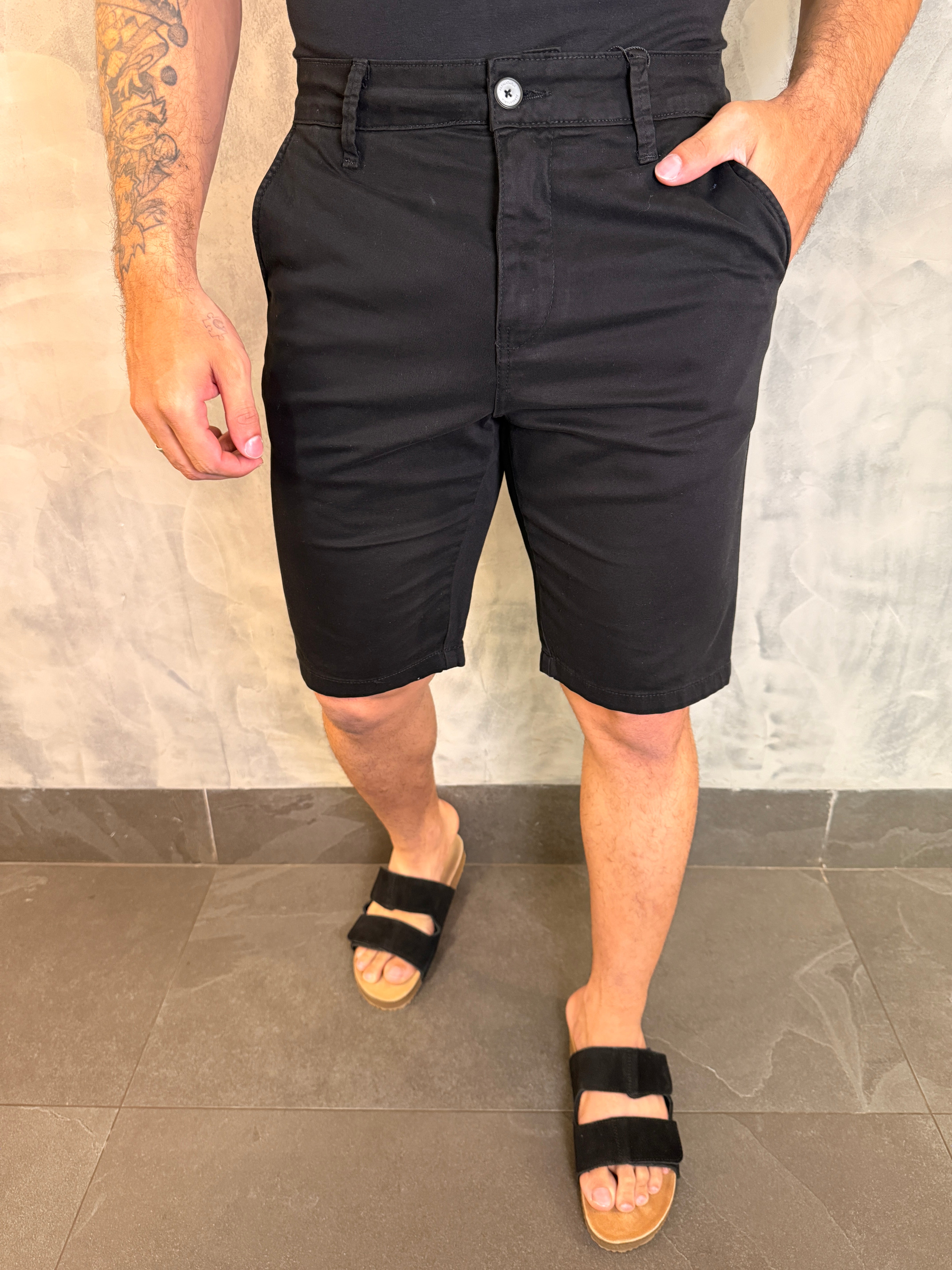 BERMUDA SARJA CHINO COLOR PONTO H PRETO