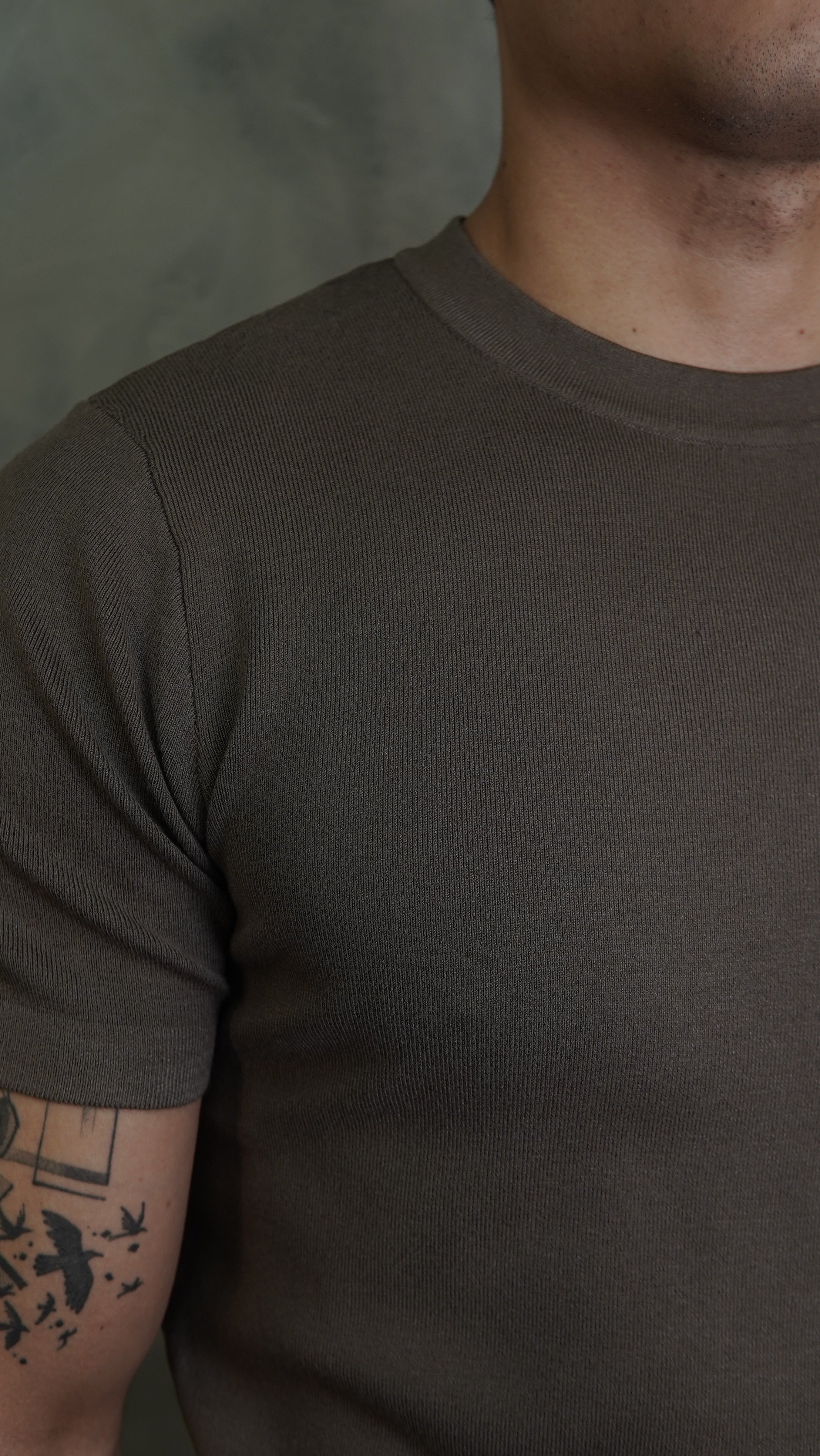 CAMISETA TRICOT GOLA REDONDA PONTO H VERDE MUSGO