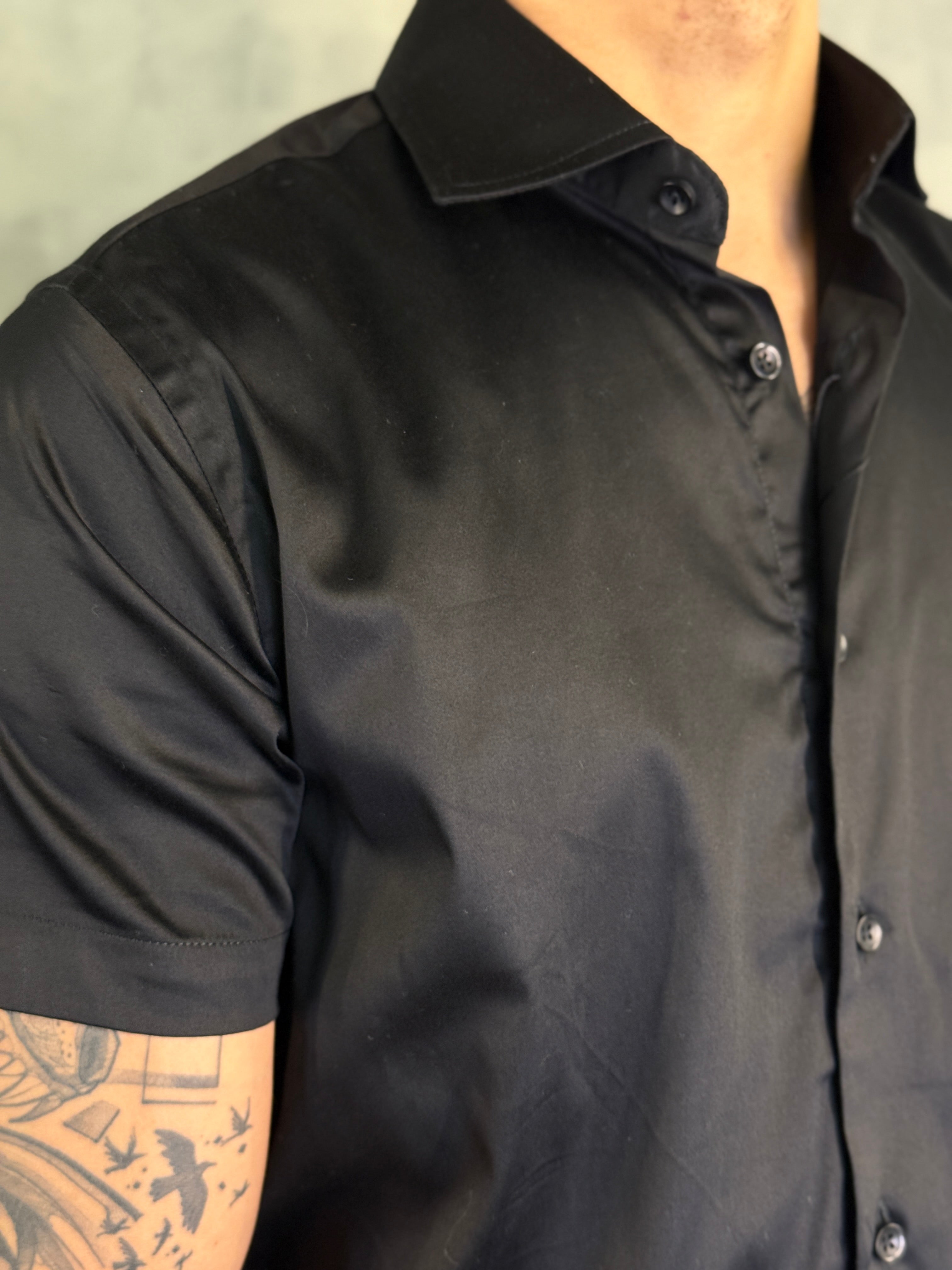 CAMISA M/C ACETINADA C/ ELASTANO PONTO H PRETO
