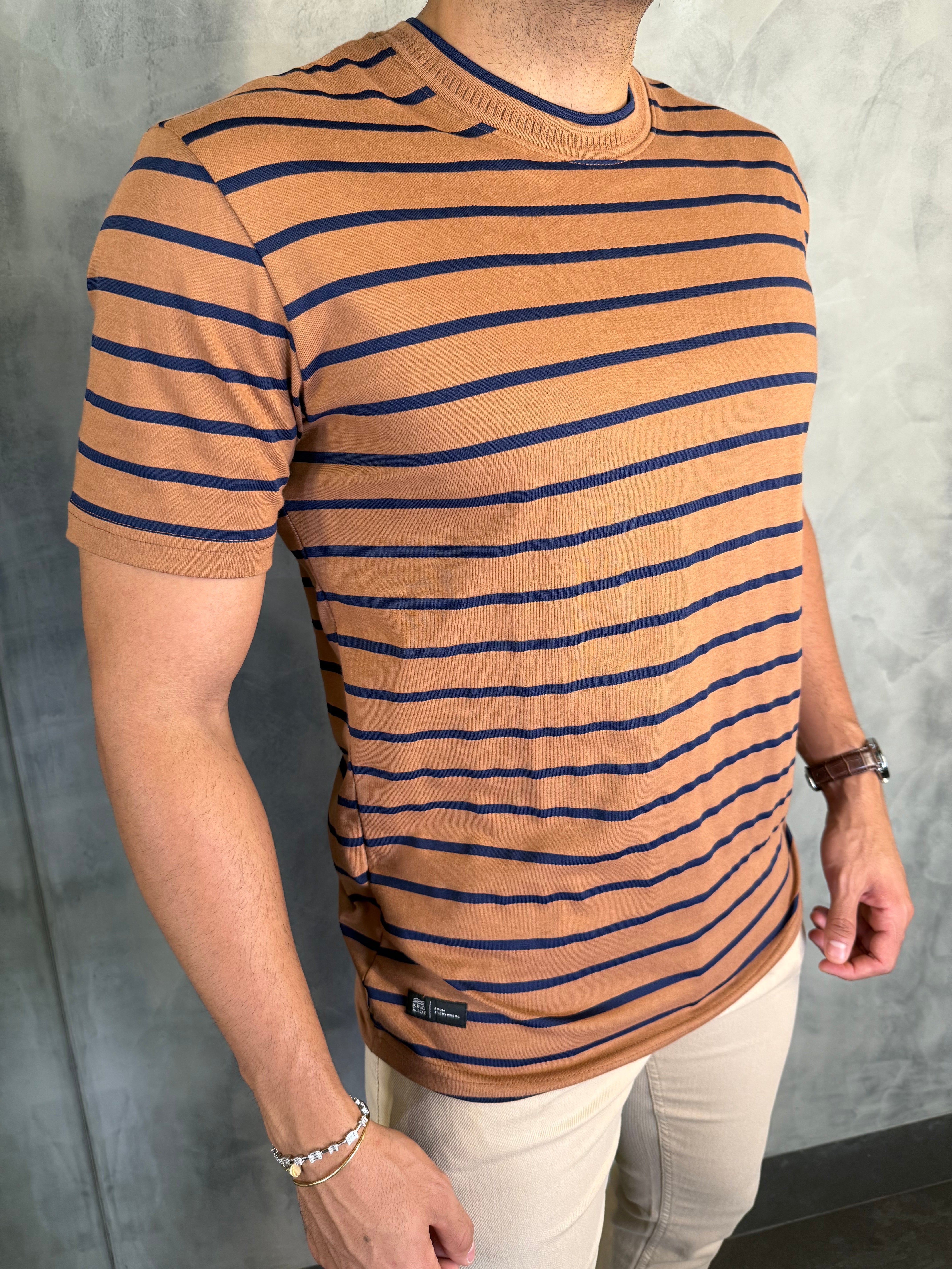 CAMISETA LISTRADA JOGGER KINGEJOE OCRE