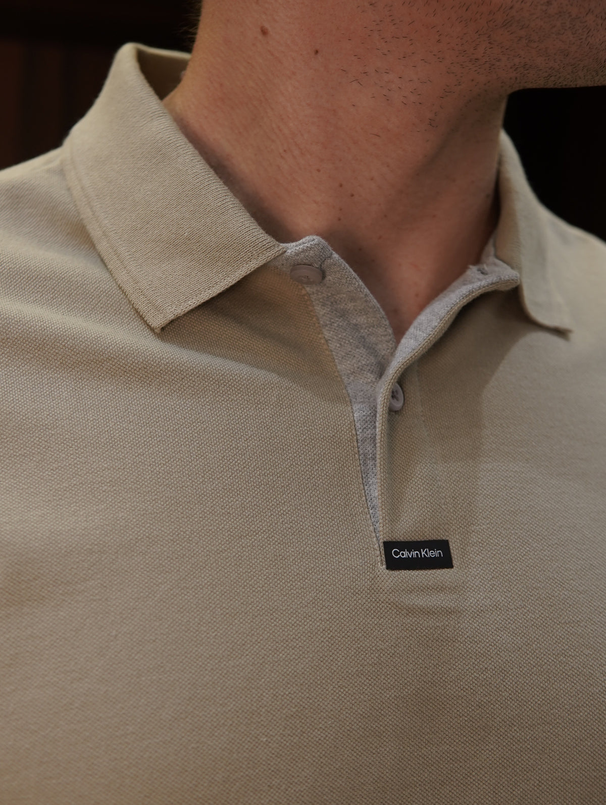 POLO SLIM PIQUET PATCH CALVIN KLEIN CAQUI