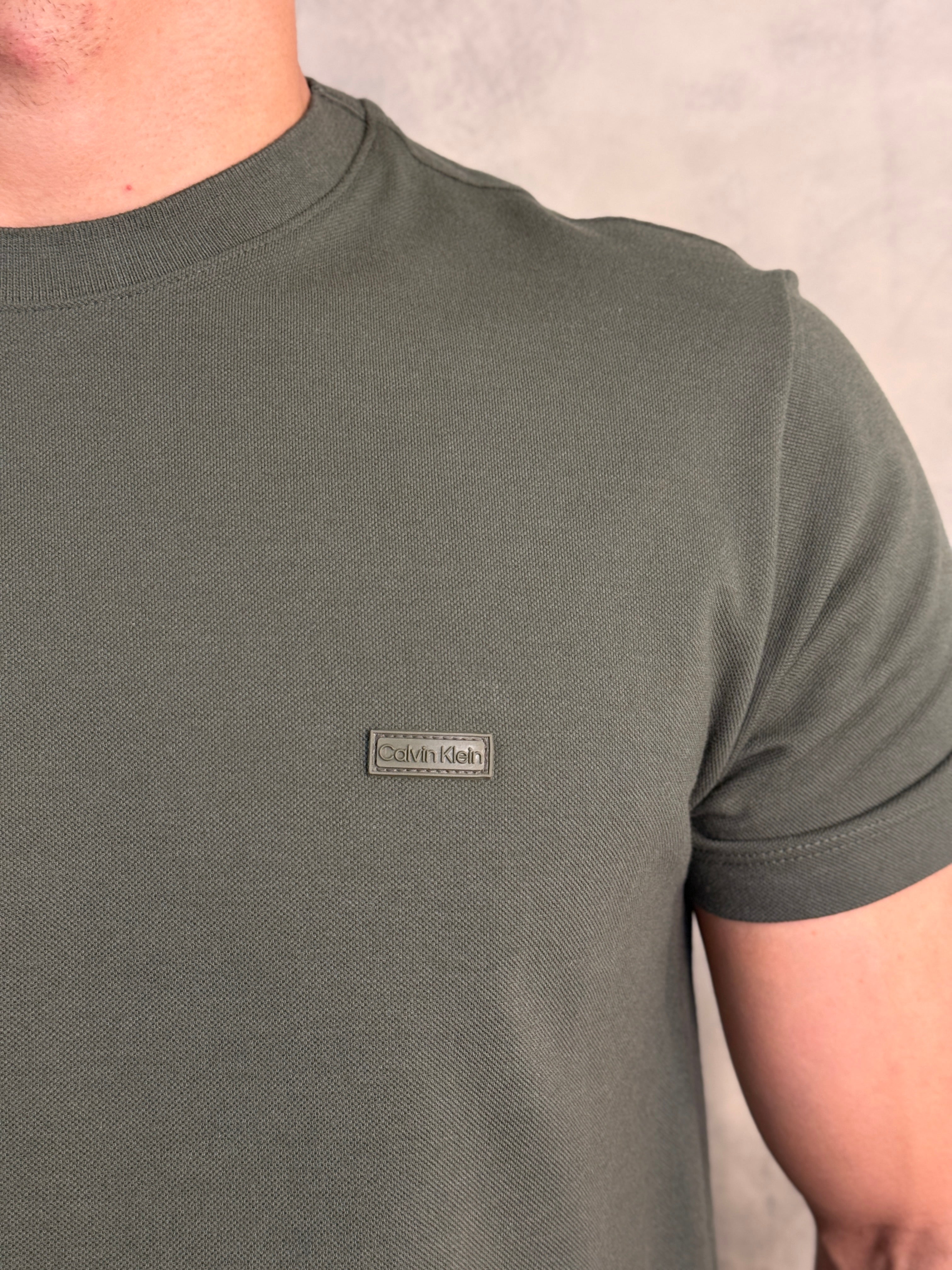 CAMISETA PIQUET PATCH BORRACH CALVIN KLEIN VERDE MILITAR