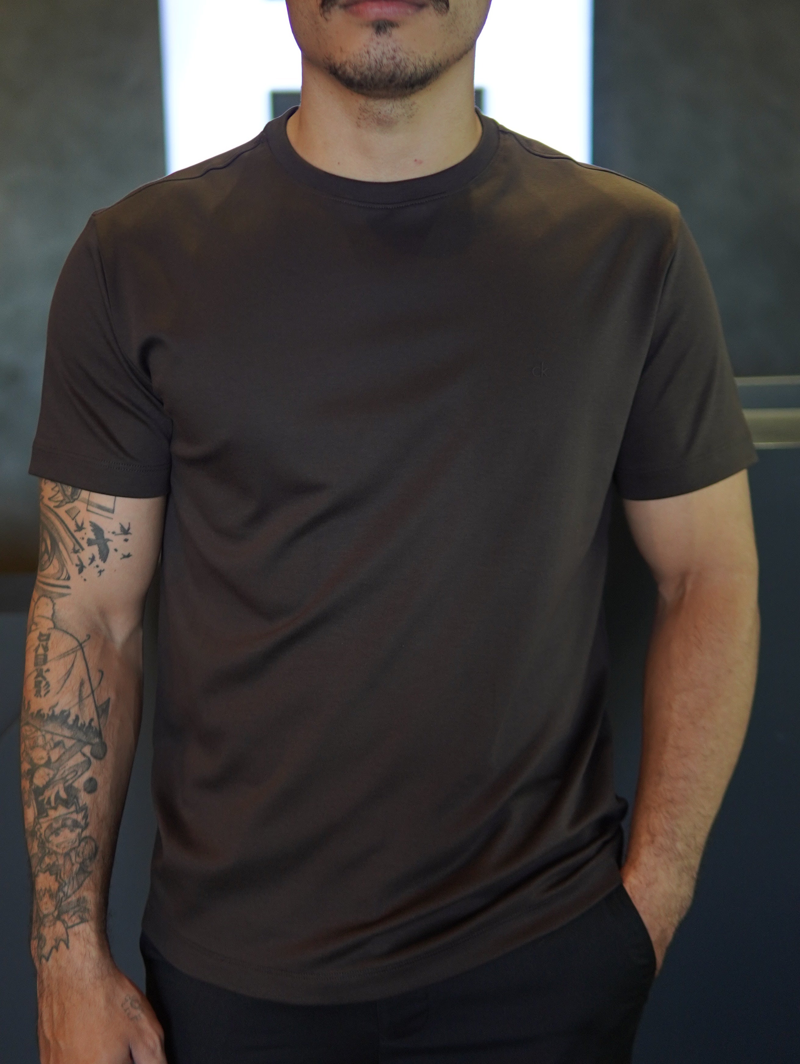 CAMISETA PIMA CALVIN KLEIN MARROM