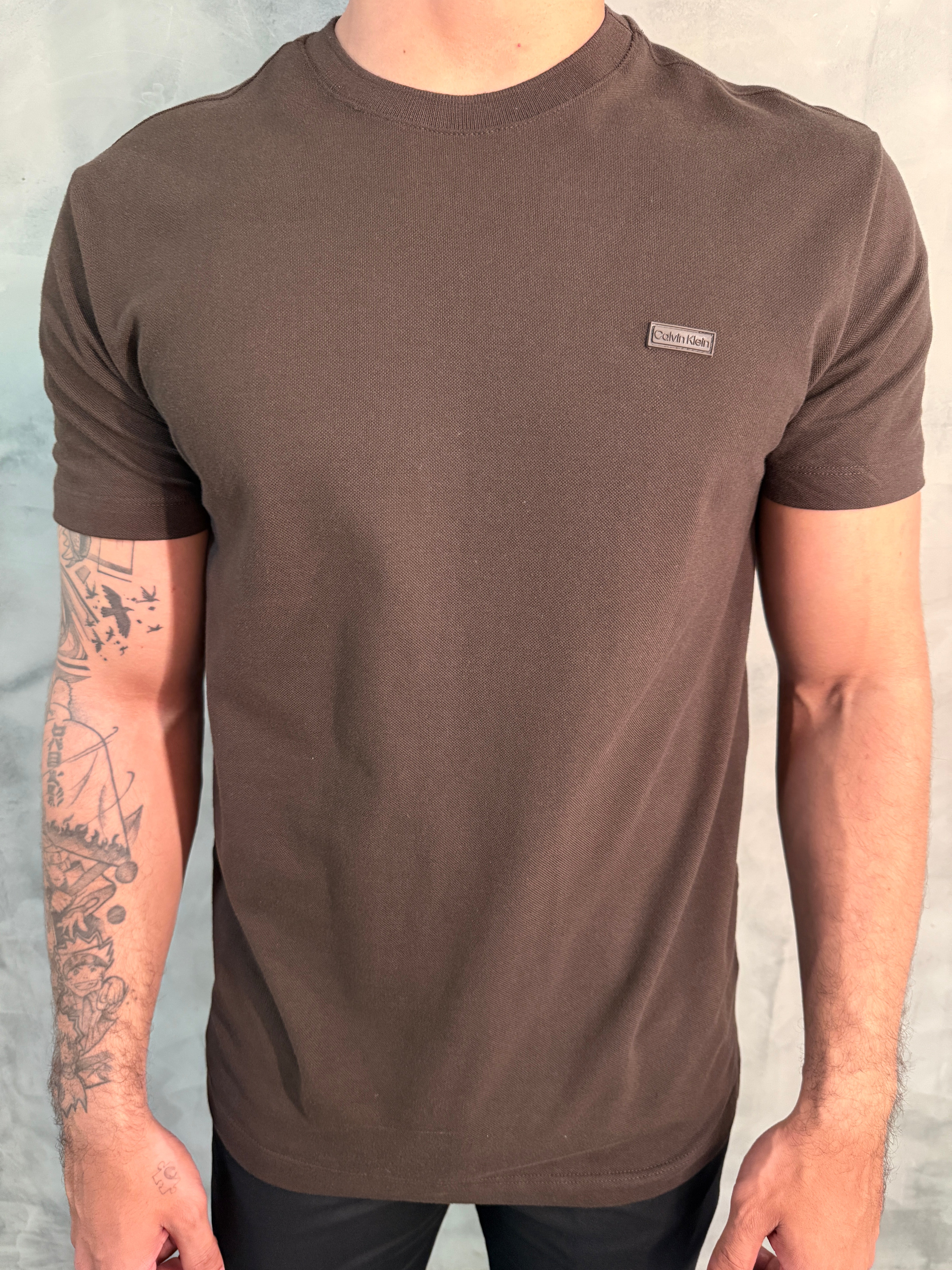 CAMISETA PIQUET PATCH BORRACH CALVIN KLEIN MARROM
