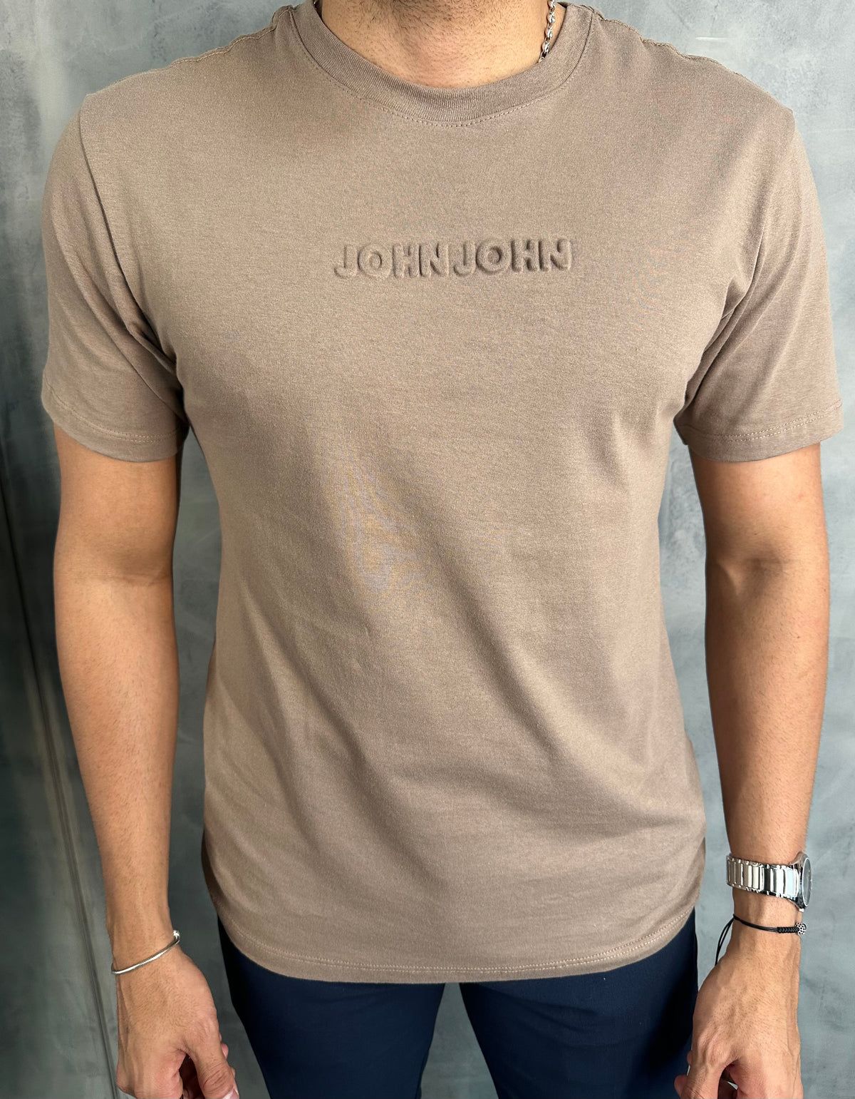 T SHIRT RG EMBOSSED TAUPE JOHN JOHN MARROM