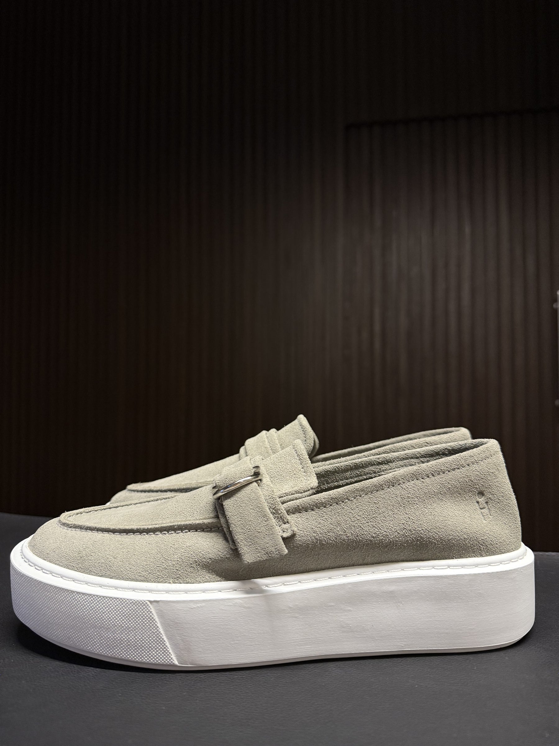 SLIP ON CAMURÇA FIVELA PONTO H CINZA