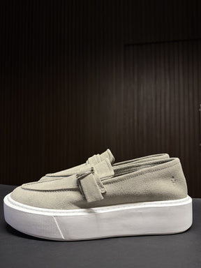 SLIP ON CAMURÇA FIVELA PONTO H CINZA