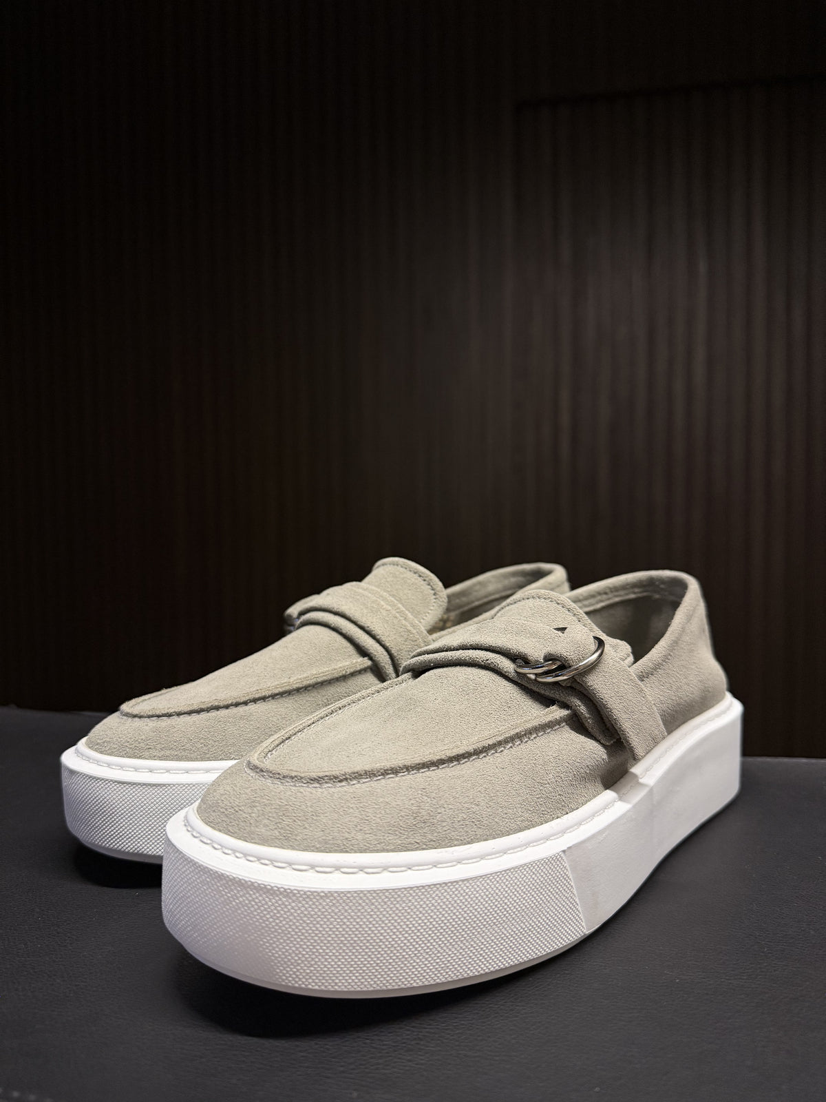 SLIP ON CAMURÇA FIVELA PONTO H CINZA